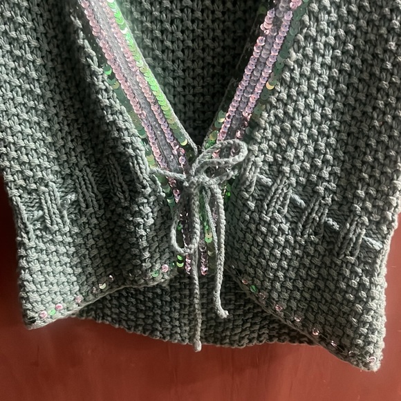 Medium green Bebe vest sweater. - Picture 5 of 7